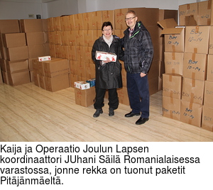 Kaija ja Operaatio Joulun Lapsen koordinaattori JUhani Sil Romanialaisessa varastossa, jonne rekka on tuonut paketit Pitjnmelt.
