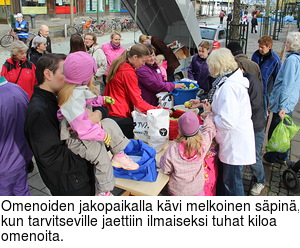 Omenoiden jakopaikalla kvi melkoinen spin, kun tarvitseville jaettiin ilmaiseksi tuhat kiloa omenoita.