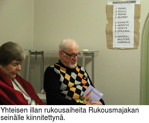 Yhteisen illan rukousaiheita Rukousmajakan seinälle kiinnitettynä.