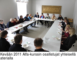 Kevn 2011 Alfa-kurssin osallistujat yhteisell aterialla