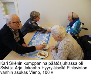 Kari Sirnin kumppanina ptsjuhlassa oli Sylvi ja Arja Jakoaho-Hyyrylisell Pihlaviston vanhin asukas Vieno, 100 v
