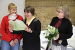 Alfa-emnnllmme Tarja Laaksolla oli syntympiv. Heidi Kuitunen ja Kaisa Ikvalko kukittivat hnet.