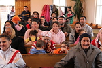 Sarmasagin vki kokoontuneena pieneen kirkkoonsa odottamaan Joulun Lapsi pakettien jakamista 
