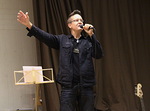 Puheensa ptteeksi Mika Hirvi valloitti kuulijat laulullaan. 