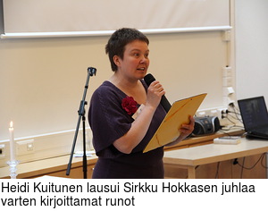 Heidi Kuitunen lausui Sirkku Hokkasen juhlaa varten kirjoittamat runot