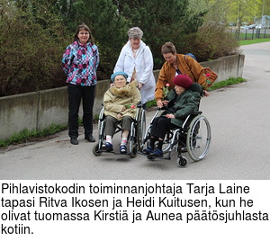Pihlavistokodin toiminnanjohtaja Tarja Laine tapasi Ritva Ikosen ja Heidi Kuitusen, kun he olivat tuomassa Kirsti ja Aunea ptsjuhlasta kotiin.