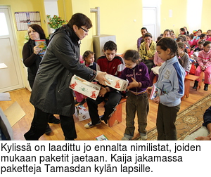 Kyliss on laadittu jo ennalta nimilistat, joiden mukaan paketit jaetaan. Kaija jakamassa paketteja Tamasdan kyln lapsille.