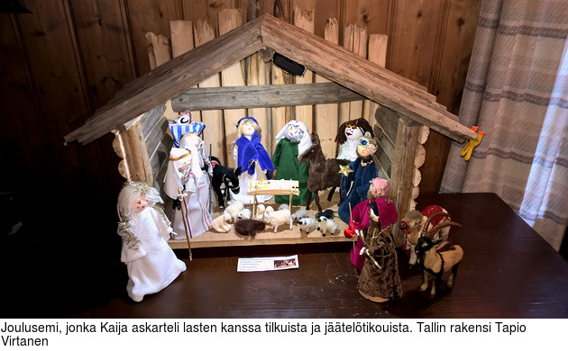 Joulusemi, jonka Kaija askarteli lasten kanssa tilkuista ja jteltikouista. Tallin rakensi Tapio Virtanen