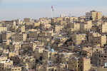 Ammanin itosan tiuhaan rakennettua kaupunkia. Mell liehuu maailman suurin lippu, yli sadan metrin tangossa 40x20m Jordanian lippu.