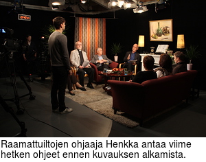 Raamattuiltojen ohjaaja Henkka antaa viime hetken ohjeet ennen kuvauksen alkamista.