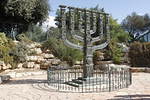 Knessetin luona seisovaa mahtavan kokoista menoraa kytiin ihastelemassa.