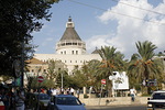 Nasaretin Marian ilmestyksen kirkko nousee mahtavana kaupungin keskustassa.