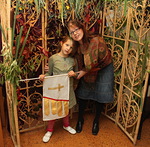 Salin nurkkaan oli rakennettu pieni lehtimaja, sill lehtimajanjuhla alkoi Israelissa samana pivn. Majassa ovat kymss Justiina ja Ronja.