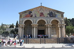 Getsemanen Kaikkien kansojen kirkko eli Kuolemantuskan basilika sijaitsee ljymen rinteess