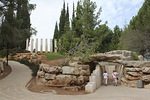 Vainojen museo, Yad Vashem on jrkyttvll tavalla puhutteleva paikka. Tss on lasten muistopaikan sisnkynti.