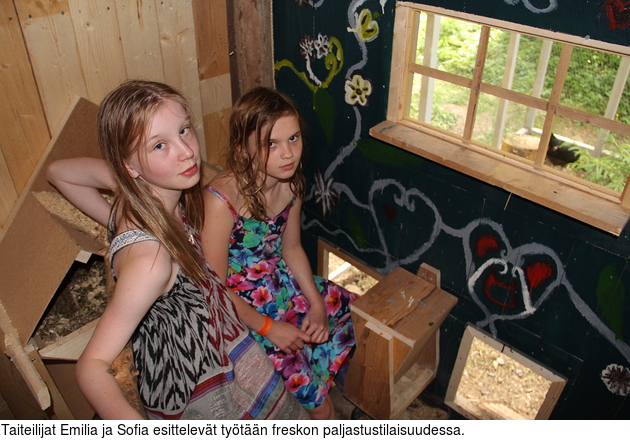 Taiteilijat Emilia ja Sofia esittelevt tytn freskon paljastustilaisuudessa.
