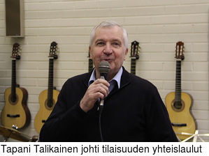 Tapani Talikainen johti tilaisuuden yhteislaulut