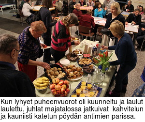 Kun lyhyet puheenvuorot oli kuunneltu ja laulut laulettu, juhlat majatalossa jatkuivat  kahvitelun ja kauniisti katetun pydn antimien parissa.