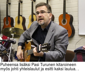 Puheensa lisksi Pasi Turunen kitaroineen mys johti yhteislaulut ja esitti kaksi laulua. .