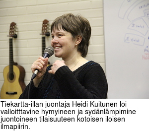 Tiekartta-illan juontaja Heidi Kuitunen loi valloitttavine hymyineen ja sydnlmpimine juontoineen tilaisuuteen kotoisen iloisen ilmapiirin.