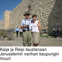 Kaija ja Reijo taustanaan Jerusalemin vanhan kaupungin muuri