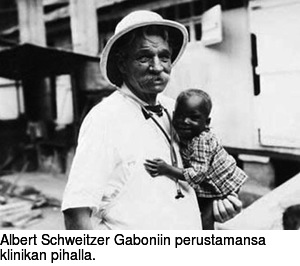 Albert Schweitzer Gaboniin perustamansa klinikan pihalla.