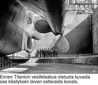 Ennen Titanicin vesillelaskua otetusta kuvasta saa ksityksen laivan valtavasta koosta.