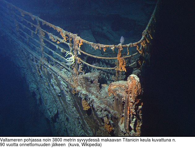 Valtameren pohjassa noin 3800 metrin syvyydess makaavan Titanicin keula kuvattuna n. 90 vuotta onnettomuuden jlkeen  (kuva, Wikipedia)